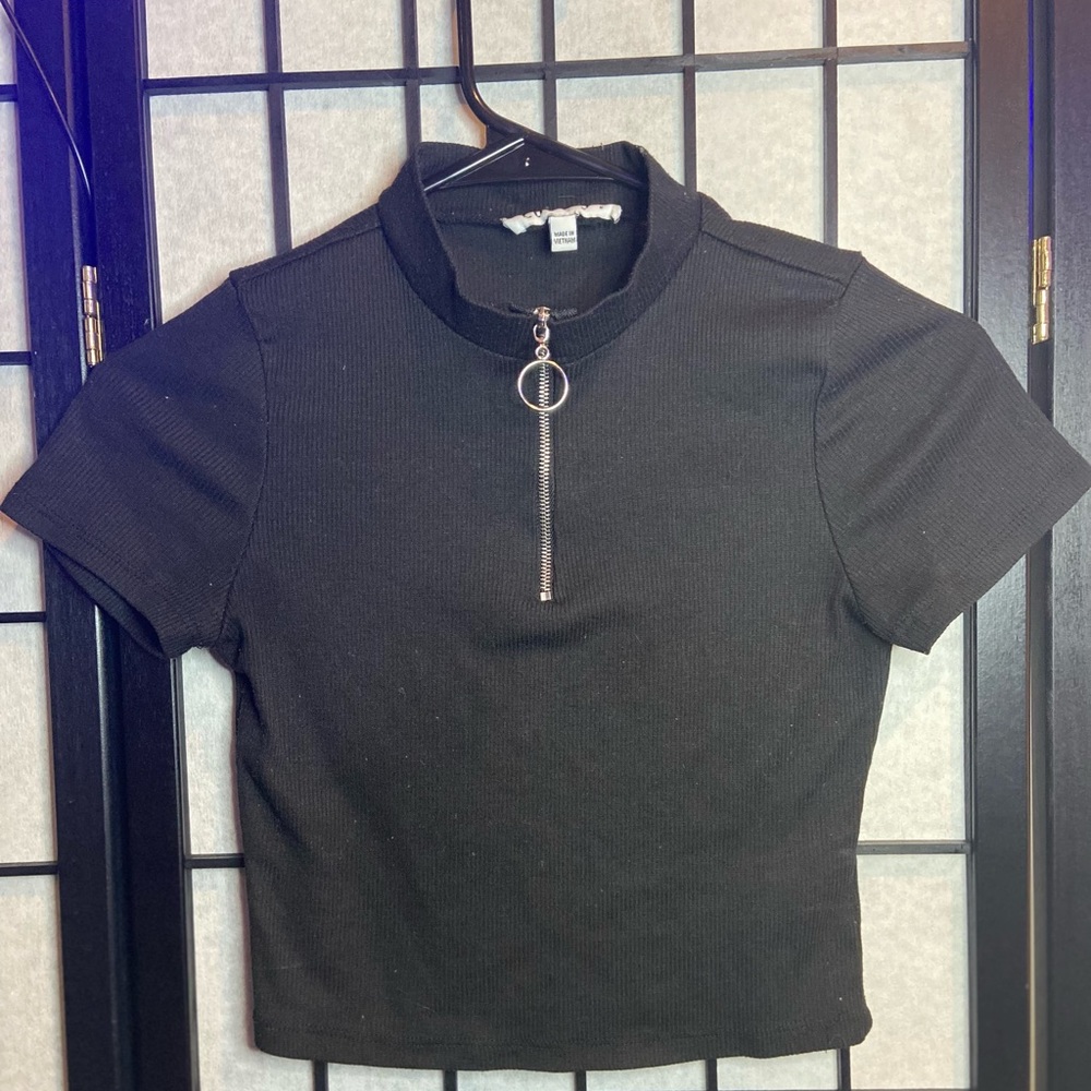 Black mid crop top